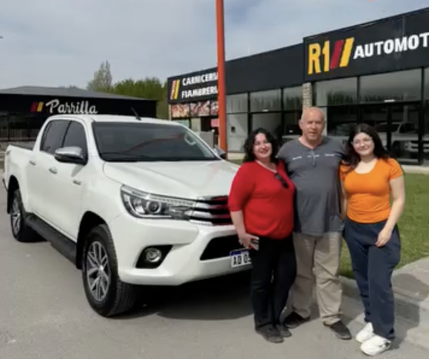 Familia con su Hilux nueva
