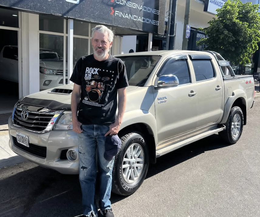 Cliente con su pickup financiada