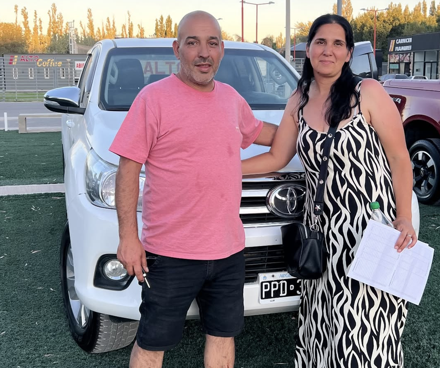 Pareja estrenando su camioneta