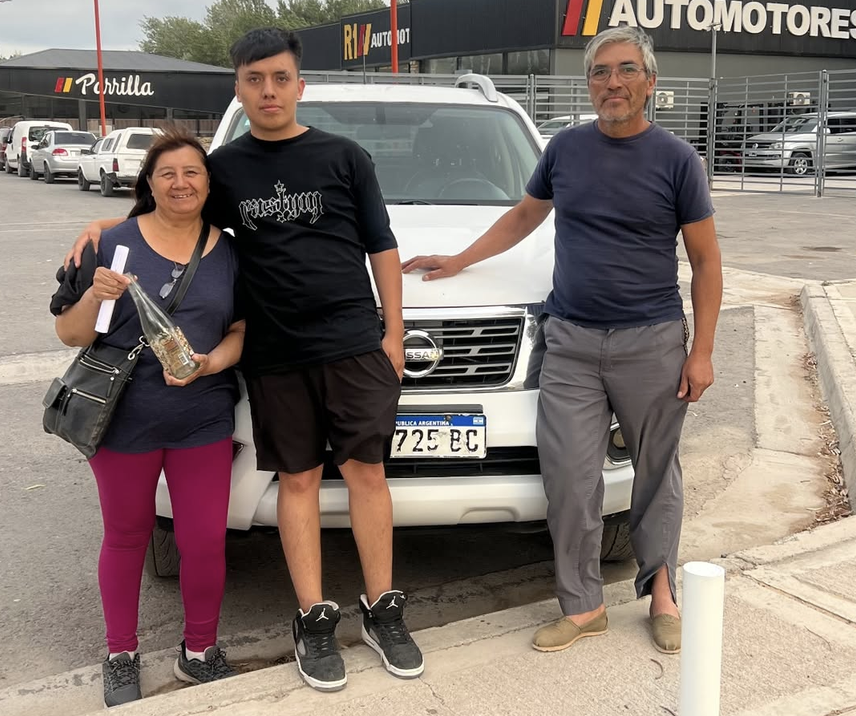 Familia latina con su SUV nueva